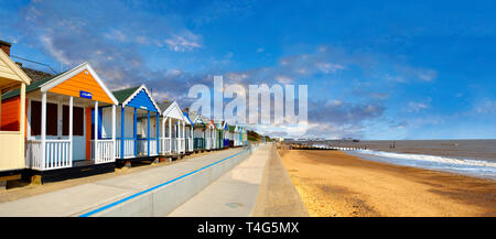 Traditionellen bunten Badekabinen am beachof Southwold, Suffolk, England Stockfoto