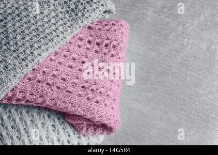 Stapel der eleganten pastellfarbenen Pullover gestrickt und in trendigen Farben für Frühjahr und Sommer 2019. Ansicht von oben. Kopieren Sie Platz. Stockfoto