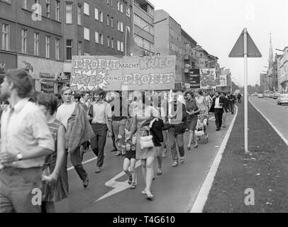 Über 1.000 Jugendliche beteiligen sich an einem Vietnam Demonstration der Sozialistischen Jugend Deutschlands "die Falken" organisiert am 26. Juni 1967. | Verwendung weltweit Stockfoto