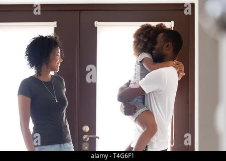 Afrikanische amerikanische Mann kehrte nach Geschäftsreise, Familientreffen Stockfoto