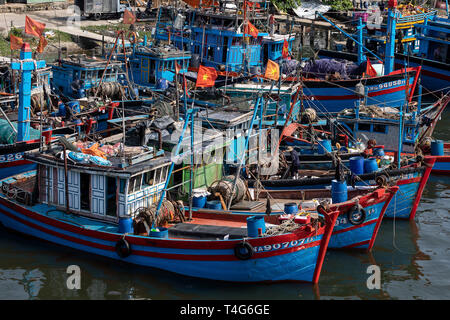 Blau Angeln Boote auf dem Fluss Han in Da Nang Vietnam Stockfoto