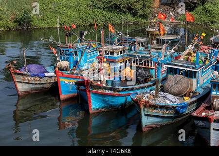 Blau Angeln Boote auf dem Fluss Han in Da Nang Vietnam Stockfoto