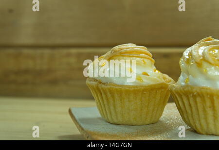 Mini Lemon Meringue Tarte auf japanisches Gericht. Traditionelle französische süßes Gebäck Torte. Stockfoto