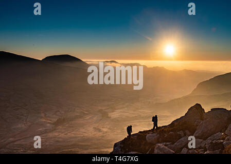 Abbildung in einer Landschaft, die Kriechen, Wandern in snowdonia Stockfoto