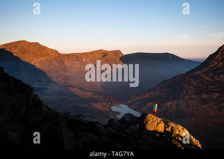 Abbildung in einer Landschaft, die Kriechen, Wandern in snowdonia Stockfoto