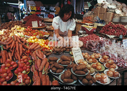 Thailand. Bangkok. Chatuchak Park Wochenende Markt. Frau arbeiten an Gemüse. Stockfoto