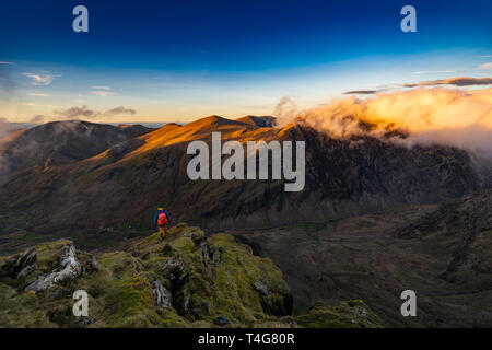 Abbildung in einer Landschaft, die Kriechen, Wandern in snowdonia Stockfoto