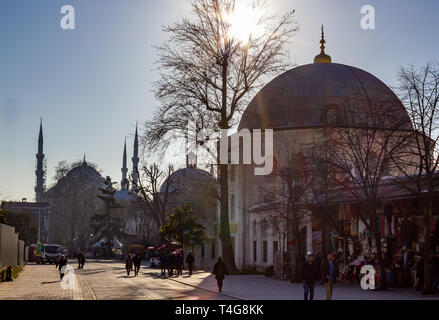 Sultanahmet, Istanbul/Türkei - vom 19. Februar 2019: Sultanahmet Platz in der Nähe der Straße und Sultanahmet Moschee Stockfoto
