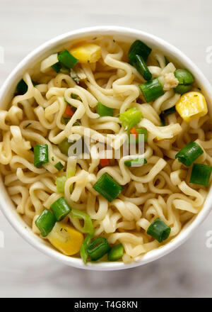 Instant Ramen Nudeln mit Rindfleisch Aroma in einem Pappbecher. Flach, von oben, Overhead. Close-up. Stockfoto