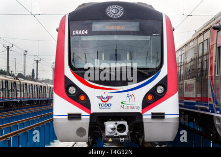 Halkali, Istanbul/Türkei - 02 März 2019: halkali Marmaray Marmaray Züge im Bahnhof Stockfoto