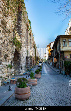 Fatih, Istanbul/Türkei - 04. März 2019: eine Straße im Stadtteil Fatih Istanbul und in der Nähe der Bozdogan (Valens) Aquädukt Stockfoto