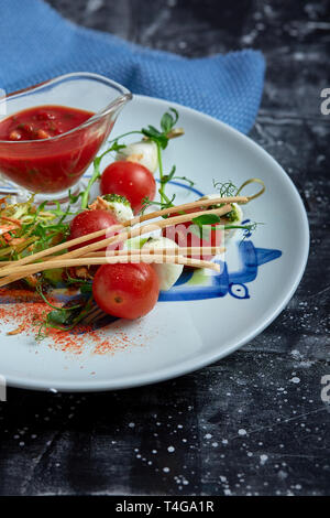 Mozzarella und Tomaten - Salat caprese auf der Platte Stockfoto