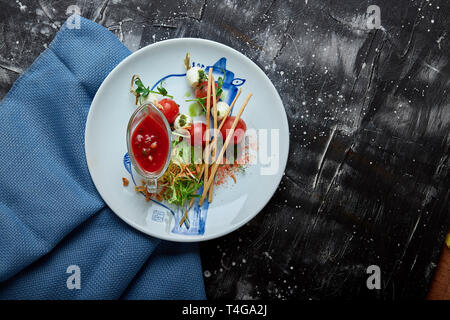 Mozzarella und Tomaten - Salat caprese auf der Platte Stockfoto