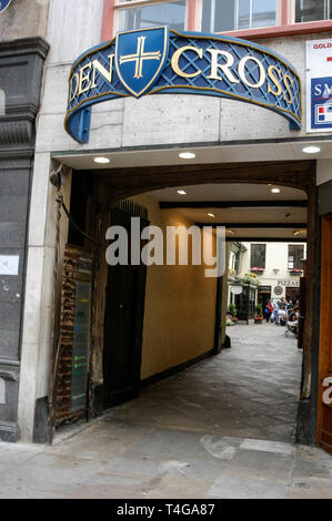 Torbogen in den Oxford Golden Cross überdachte Markt der kleinen Einzelhandelsgeschäfte in Cornmarket Street in Oxford, Großbritannien Stockfoto