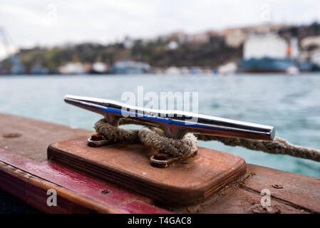 In der Nähe von Boat Seil zu nautischen Klampe Kraftheber gebunden auf dem Boot Stockfoto