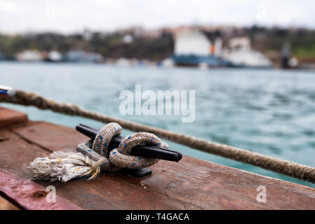 In der Nähe von Boat Seil zu nautischen Klampe Kraftheber gebunden auf dem Boot Stockfoto