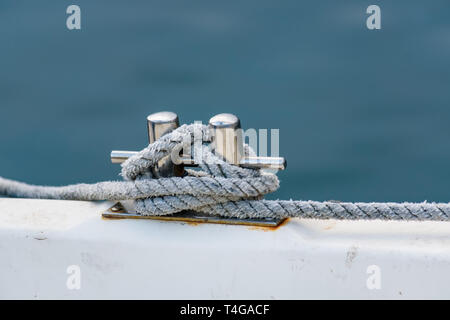 In der Nähe von Boat Seil zu nautischen Klampe Kraftheber gebunden auf dem Boot Stockfoto