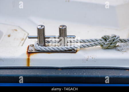 In der Nähe von Boat Seil zu nautischen Klampe Kraftheber gebunden auf dem Boot Stockfoto