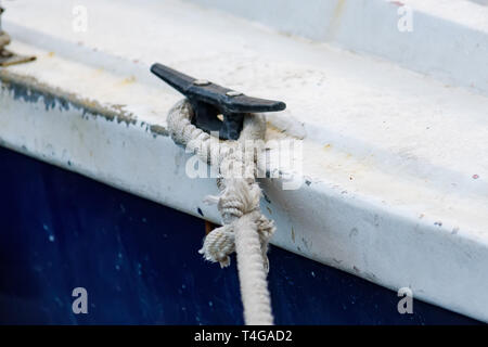 In der Nähe von Boat Seil zu nautischen Klampe Kraftheber gebunden auf dem Boot Stockfoto