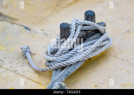 In der Nähe von Boat Seil zu nautischen Klampe Kraftheber gebunden auf dem Boot Stockfoto