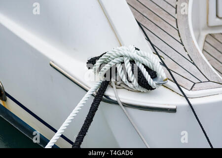 In der Nähe von Boat Seil zu nautischen Klampe Kraftheber gebunden auf dem Boot Stockfoto