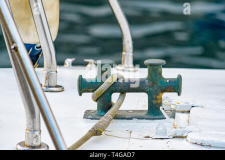 In der Nähe von Boat Seil zu nautischen Klampe Kraftheber gebunden auf dem Boot Stockfoto