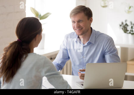 Fröhlicher Mann und Frau im business meeting Stockfoto