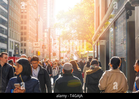 New York, USA, November 2016: Masse von Menschen zu Fuß entlang der Fifth Avenue an der Kreuzung von West 42nd Street in Manhattan, New York City Stockfoto