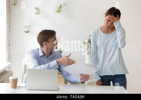 Boss weist auf Fehler seiner betonte Arbeitnehmer Stockfoto