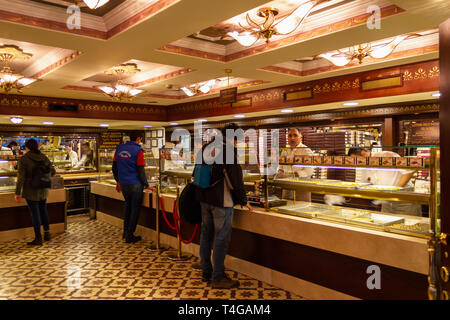 Karakoy, Istanbul/Türkei - 04. März 2019: Karakoy Gulluoglu baklava Dessert Restaurant und Kaffee. Türkische traditionelle Desserts store Stockfoto