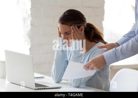 Überarbeitet betonte Frau von Boss und der Arbeit müde Stockfoto