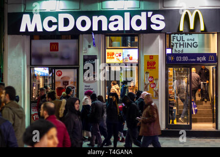 Taksim, Istanbul/Türkei - 04. März 2019: McDonald's Restaurant in der Istiklal, Außenansicht bei Nacht Stockfoto