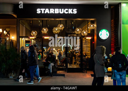 Taksim, Istanbul/Türkei - 04. März 2019: Starbucks Coffe Taksim-platz Store, Außenansicht bei Nacht Stockfoto