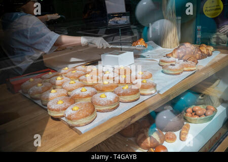 Backwaren im Fenster einer Bäckerei in New York am Sonntag, 14. April 2019. (© Richard B. Levine) Stockfoto