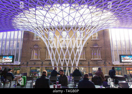 King's Cross Bahnhof, westlichen Bahnhofshalle von Architekten John McAslan & Partner, Kings Cross, London, England, Vereinigtes Königreich. Stockfoto