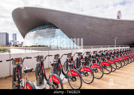 Santander Fahrräder Docking Station, in der Nähe der London Aquatics Centre, London, England, Vereinigtes Königreich. Stockfoto