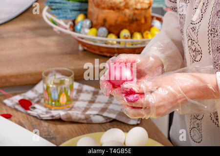 Frau malen ein Ei aus Polystyrol. Acryl Ei gefärbt Stockfoto
