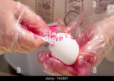 Frau malen ein Ei aus Polystyrol. Acryl Ei gefärbt Stockfoto
