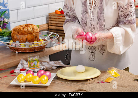 Frau malen ein Ei aus Polystyrol. Acryl Ei gefärbt Stockfoto