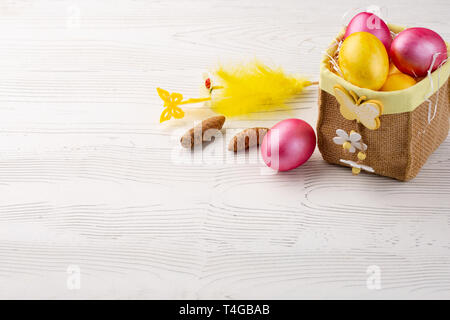 Ostereier in Feld auf weißem Hintergrund Holz, Türkis Ostern Hintergrund Stockfoto
