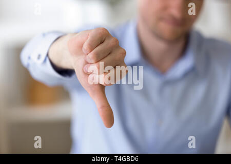 Unzufrieden Geschäftsmann mit Daumen nach unten am Arbeitsplatz Stockfoto