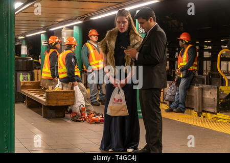 Wochenende der u-bahn Fahrer warten auf einen Zug an der Nevins Street Station in Brooklyn in der New Yorker U-Bahn am Samstag, 13. April 2019. (Â© Richard B. Levine) Stockfoto