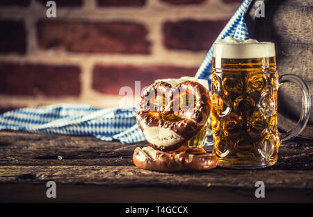 Oktoberfest große und kleine Bier mit brezel Holzfass und blau Tischdecke Stockfoto