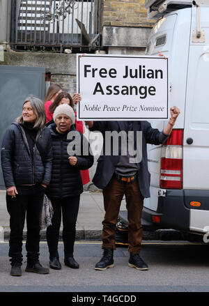 Eine Gruppe von Julian Assange Anhängern vor dem Amtsgericht Westminster wartet auf seine Abreise von einer kurzen Anhörung. Stockfoto