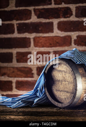 Oktoberfest Holzfass und blau Tischdecke auf Eiche rustikal Tisch Stockfoto