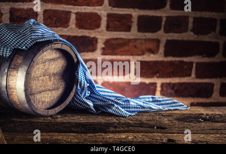 Oktoberfest Holzfass und blau Tischdecke auf Eiche rustikal Tisch Stockfoto