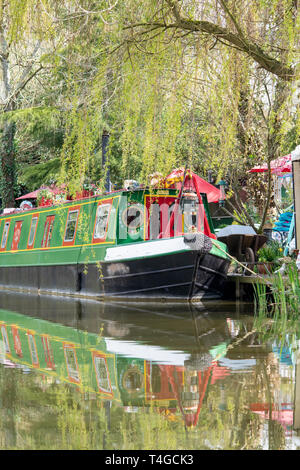 Kanal Boot neben Janes verzauberte Kaffee Garten auf der Oxford Canal an einem Frühlingsmorgen. Kirtlington, Oxfordshire, England Stockfoto