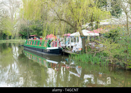 Kanal Boot neben Janes verzauberte Kaffee Garten auf der Oxford Canal an einem Frühlingsmorgen. Kirtlington, Oxfordshire, England Stockfoto