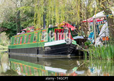 Kanal Boot neben Janes verzauberte Kaffee Garten auf der Oxford Canal an einem Frühlingsmorgen. Kirtlington, Oxfordshire, England Stockfoto