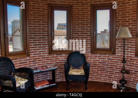 Home Decor. Gemütliche sehr helle Zimmer mit großen Fenstern und Mauerwerk Stockfoto